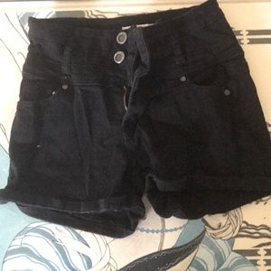 Hot Kiss US 3 Cici Short. Mid waist black denim